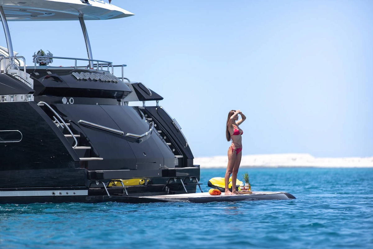 Аренда моторной яхты Sunseeker 90 Notorious в Дубае ОАЭ